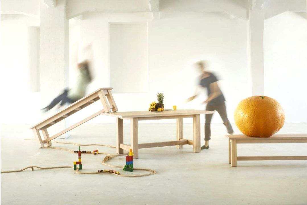 Round dining table